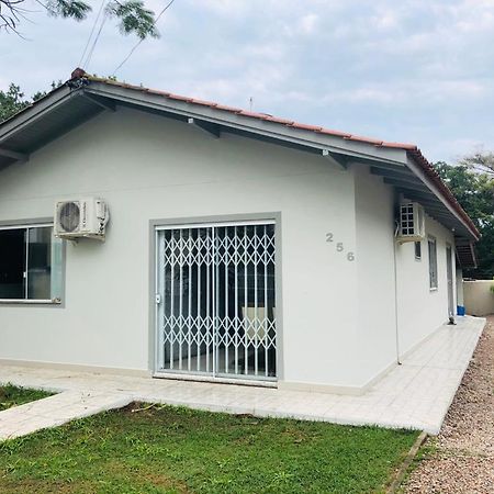 Casa De 03 Dormitorios No Centro De 봄비나스 외부 사진