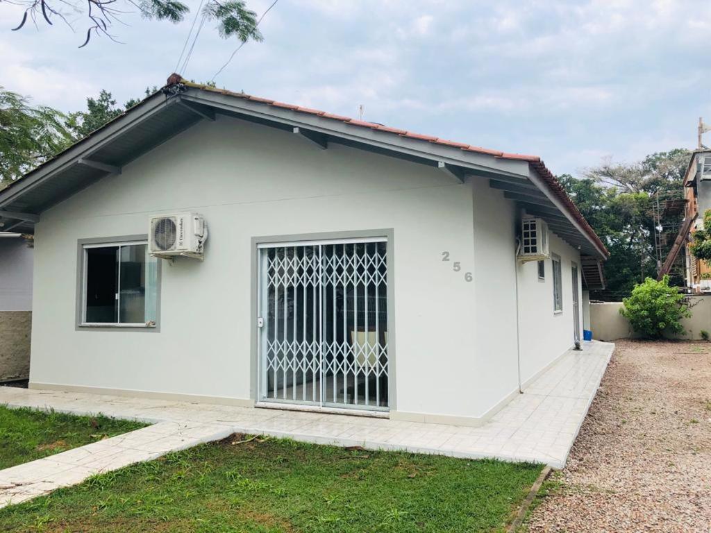 Casa De 03 Dormitorios No Centro De 봄비나스 외부 사진